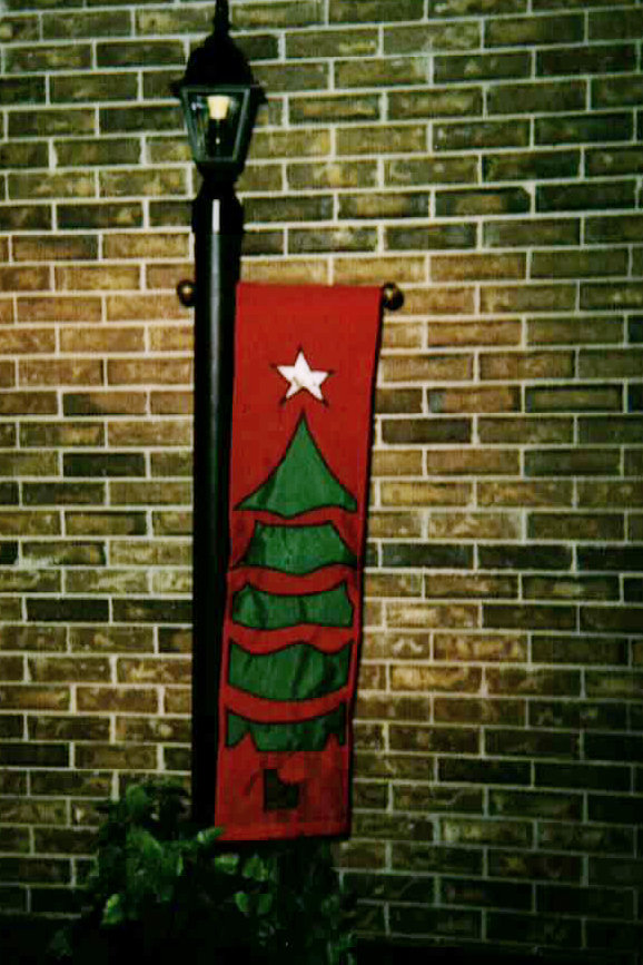 CHRISTMAS TREE WITH BRIGHT STAR LAMP POST FLAG | Mary's Flags